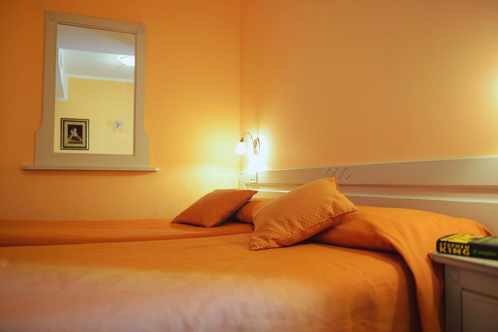 Hotel Marisa Альбенга Екстер'єр фото