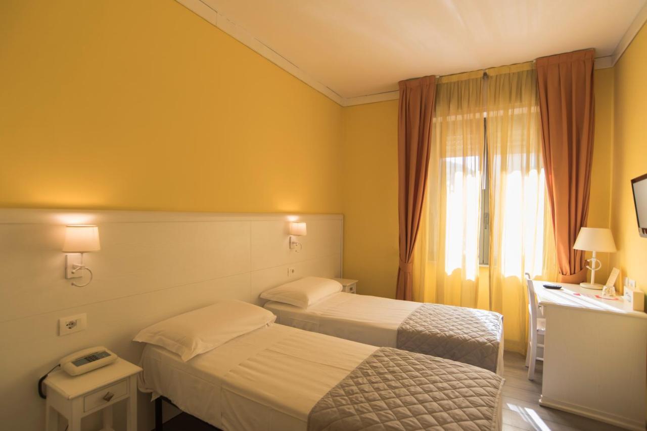 Hotel Marisa Альбенга Екстер'єр фото