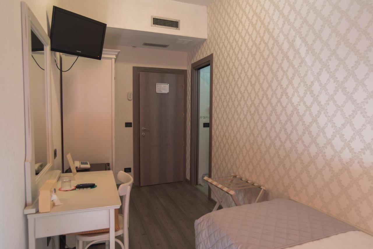 Hotel Marisa Альбенга Екстер'єр фото
