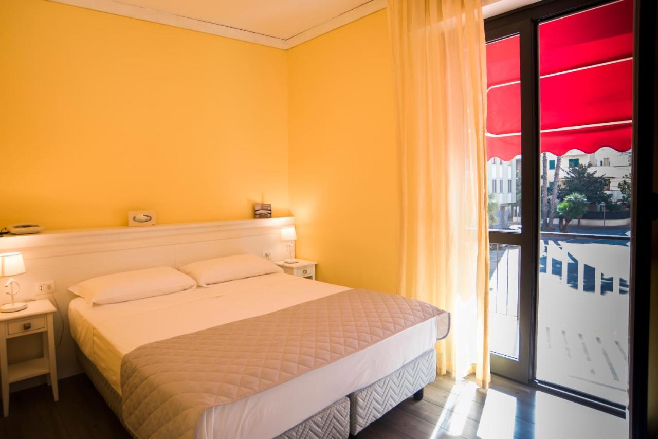 Hotel Marisa Альбенга Екстер'єр фото